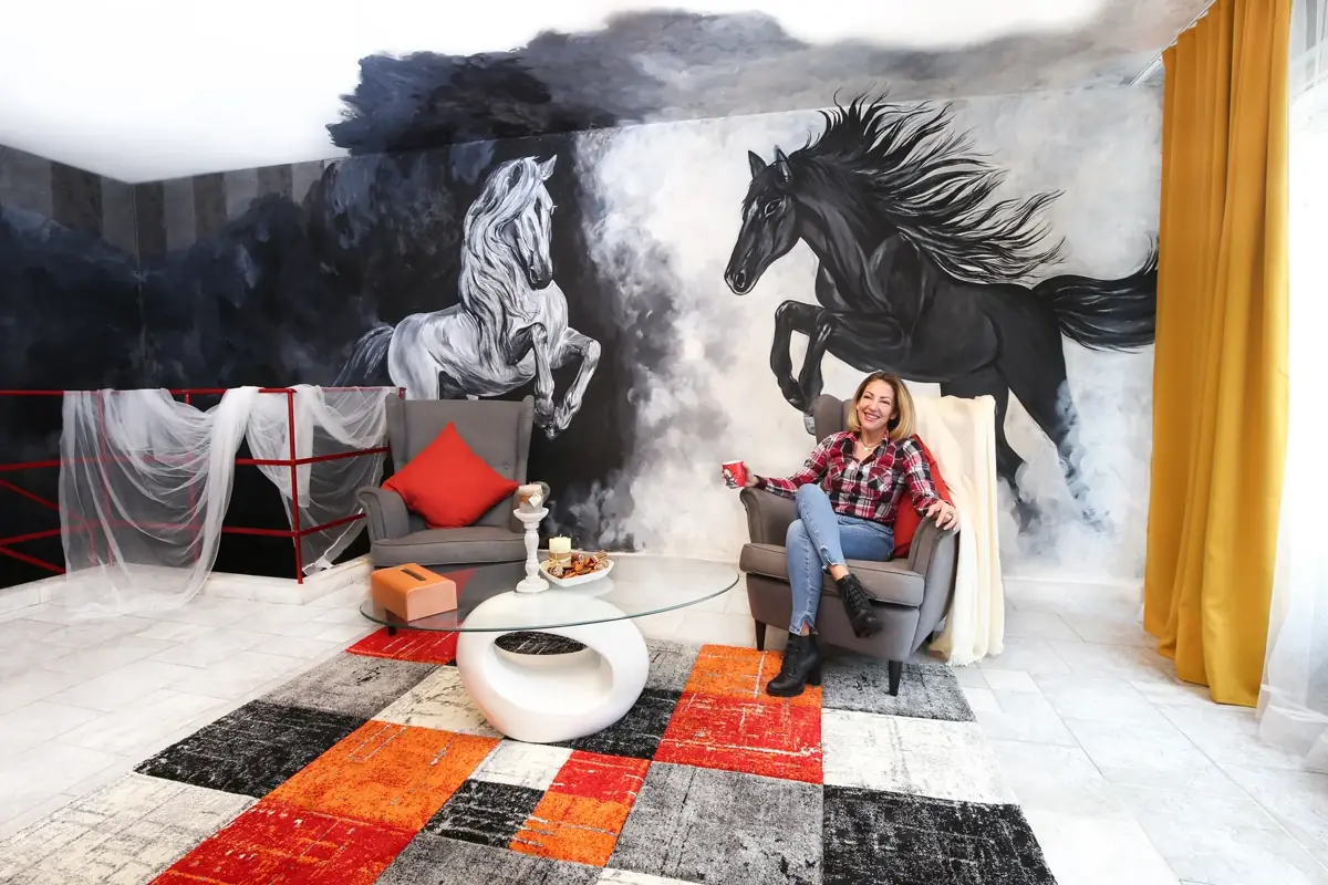 Кристина Сунгарска седи в кресло в терапевтичната стая