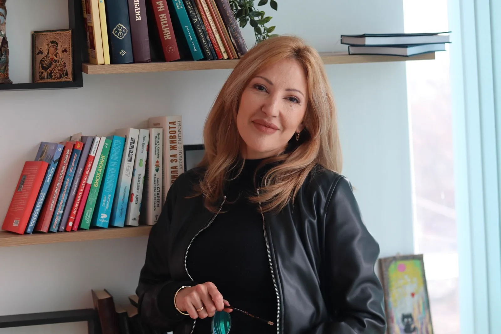 Кристина Сунгарска с книги в кабинета