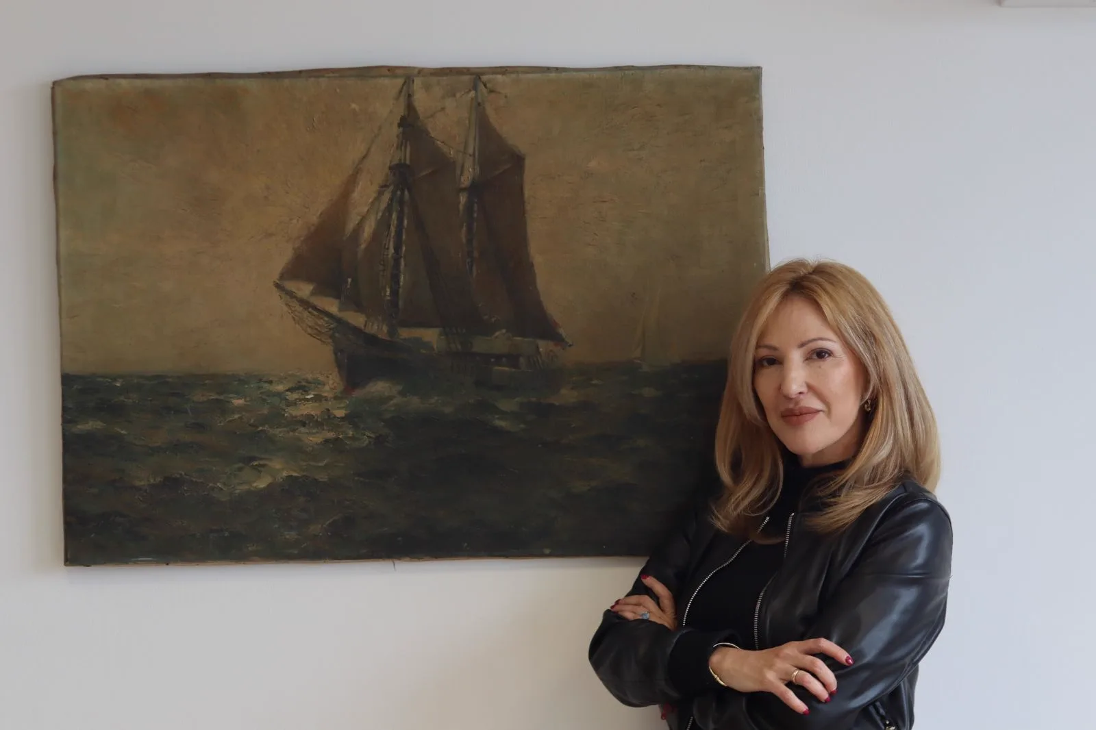 Кристина Сунгарска до картината с кораба